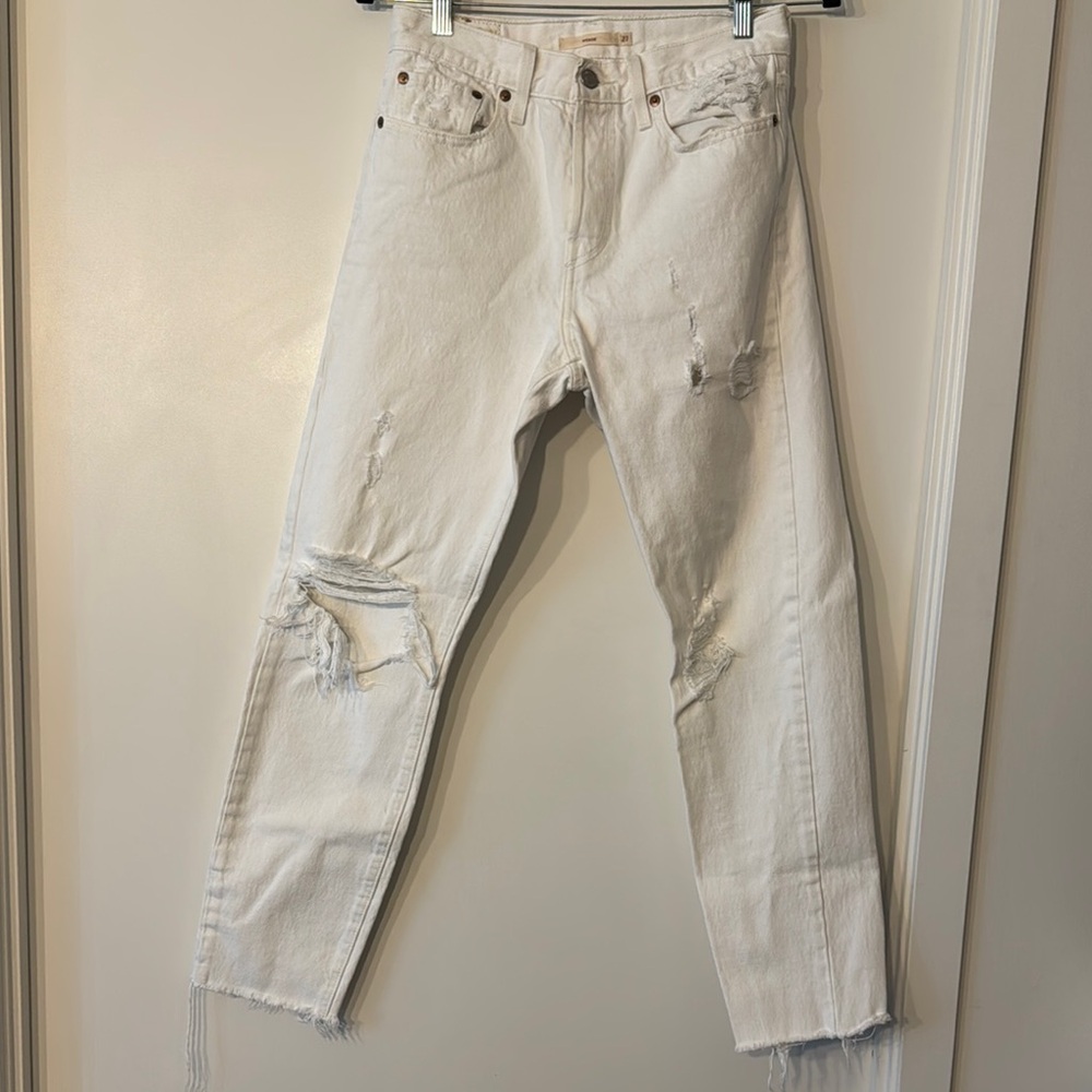 Distressed white Levi’s wedgie jeans